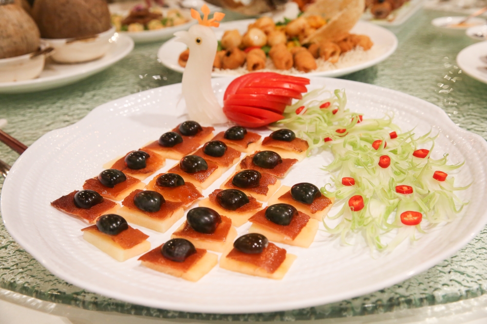 'Peacock's Nest' Suckling Pig Skin with Century Egg and Honeydew makes a gorgeous photo.