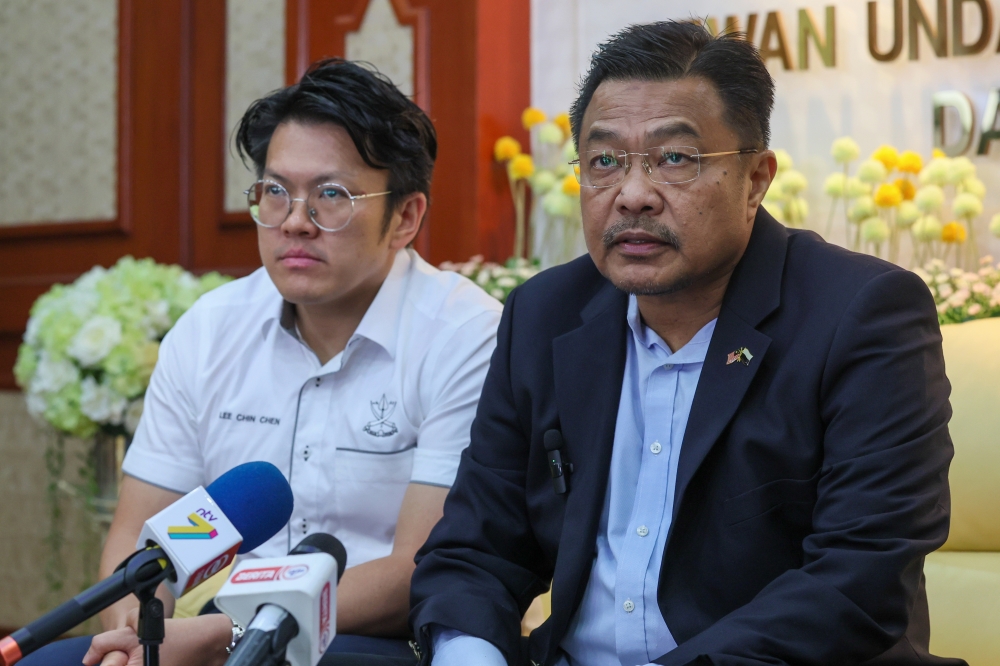 Pahang State Assembly Speaker Datuk Seri Mohd Sharkar Shamsudin speaks to the media after handing over the notice of vacancy to Pahang EC director Datuk Zamree Hamli at Wisma Sri Pahang in Kuantan August 21, 2023. — Bernama pic