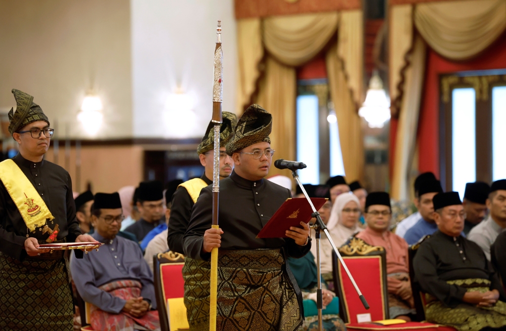 Datuk Seri Amirudin Shari took his oath of office before the Sultan of Selangor at Balairung Seri, Istana Alam Shah. — Bernama pic
