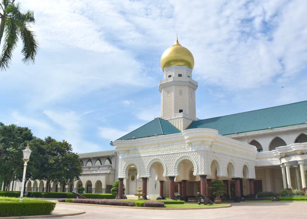 The seven new exco members include former Selangor State Assembly Speaker Ng Suee Lim, who is Sekinchan state assemblyman; Sungai Air Tawar assemblyman Datuk Rizam Ismail; Kota Anggerik assemblyman Mohd Najwan Halimi and Bandar Utama assemblyman Jamaliah Jamaludin. — Picture from Facebook/Selangor Royal Office