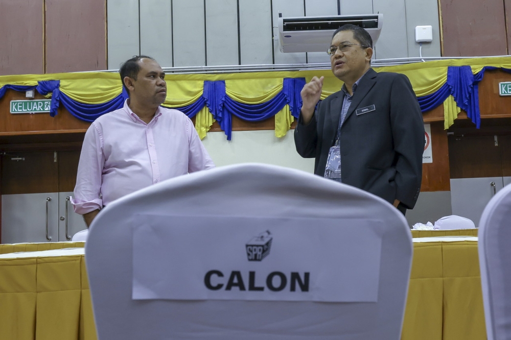 EC secretary Datuk Ikmalrudin Ishak (right), in a statement today, said the by-election was necessitated by the casual vacancy in the seat caused by the death of incumbent Datuk Seri Johari Harun on August 17. — Bernama pic