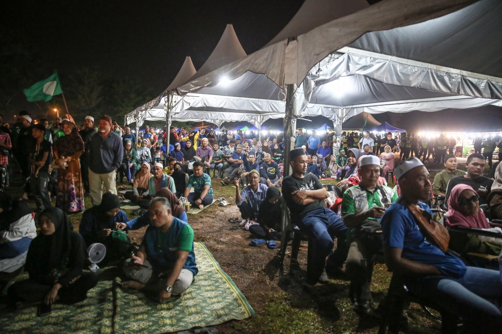 Perikatan Nasional supporters listen to a speech given by Perikatan Nasional leaders during a night ceramah at Padang Awam Taman Ria in Sungai Petani, Kedah, August 6, 2023. — Picture by Yusof Mat Isa