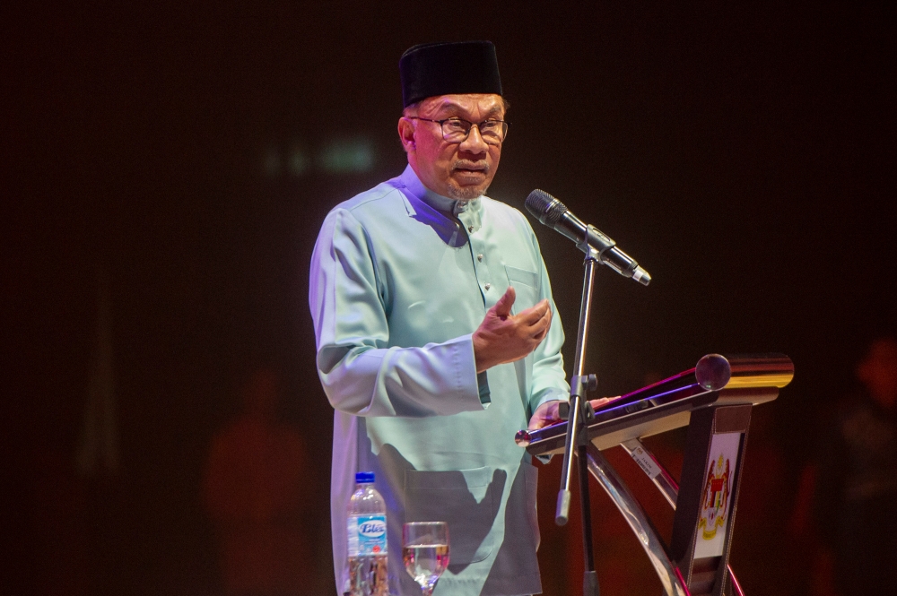 According to Perkim’s Klang chapter chairman, Hushim Salleh, the matter was not pre-planned but done spontaneously when Datuk Seri Anwar Ibrahim was at the Ar-Rahimiah Mosque for Friday prayers after he went to the Tengku Ampuan Rahimah Hospital in Klang to visit the families of the recent aircraft crash victims. — Picture by Shafwan Zaidon