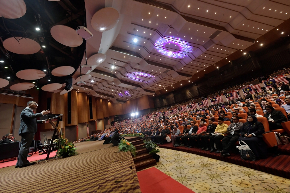 Selangor Menteri Besar Datuk Seri Amirudin Shari delivers a speech in conjunction with the Launch of the Selangor 2023 State Level Fly the Jalur Gemilang Campaign at Dewan Jubilee Perak, Sultan Abdul Aziz Shah Building, August 22, 2023. — Bernama pic 