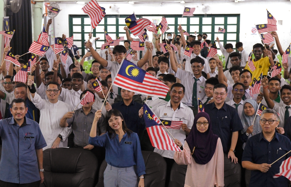 Deputy Communications and Digital Minister Teo Nie Ching (2nd left) officiates the Semarak Gemilang @Kelab Malaysiaku event at St Xavier Secondary School in George Town August 22, 2023. — Bernama pic