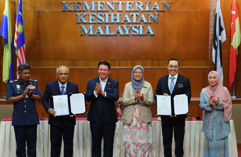Health Minister Dr Zaliha Mustafa and Local Government Development Minister Nga Kor Ming at the MoU signing ceremony held at the Ministry of Health in Putrajaya, August 22, 2023. — Bernama pic 