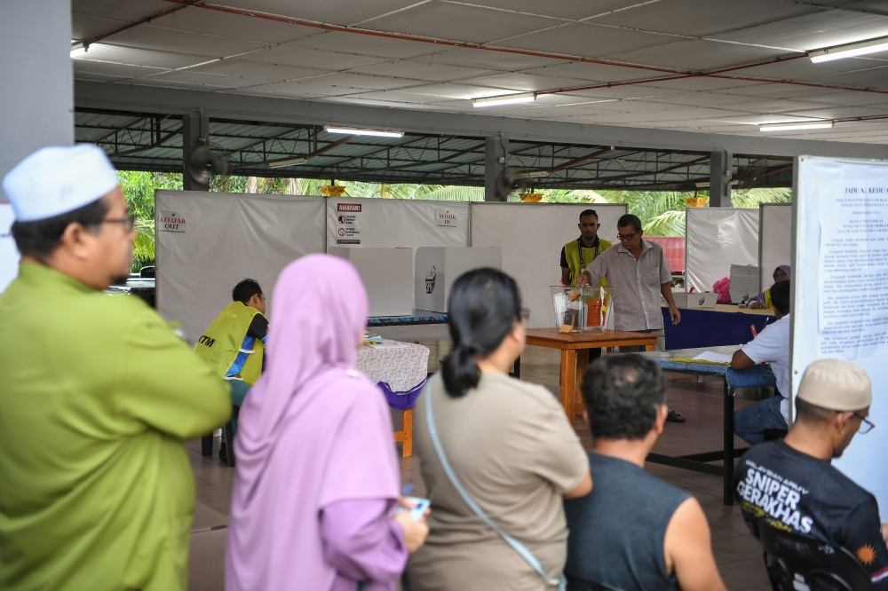According to an analyst, it was not the ‘green wave’ that influenced voters’ decisions in the state election but rather the Malays’ protest against the socioeconomic status particularly in Kelantan, Terengganu and Kedah that is not satisfactory. — Bernama pic