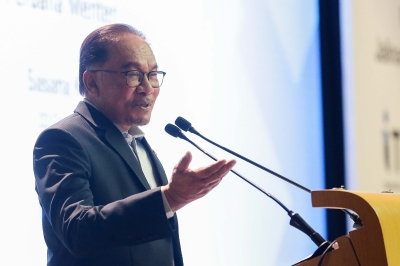 Claims of govt neglecting M40 untrue, says Anwar - Vimarsana News