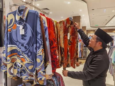 PSD: Civil servants required to wear Malaysian batik on Thursdays - Vimarsana News