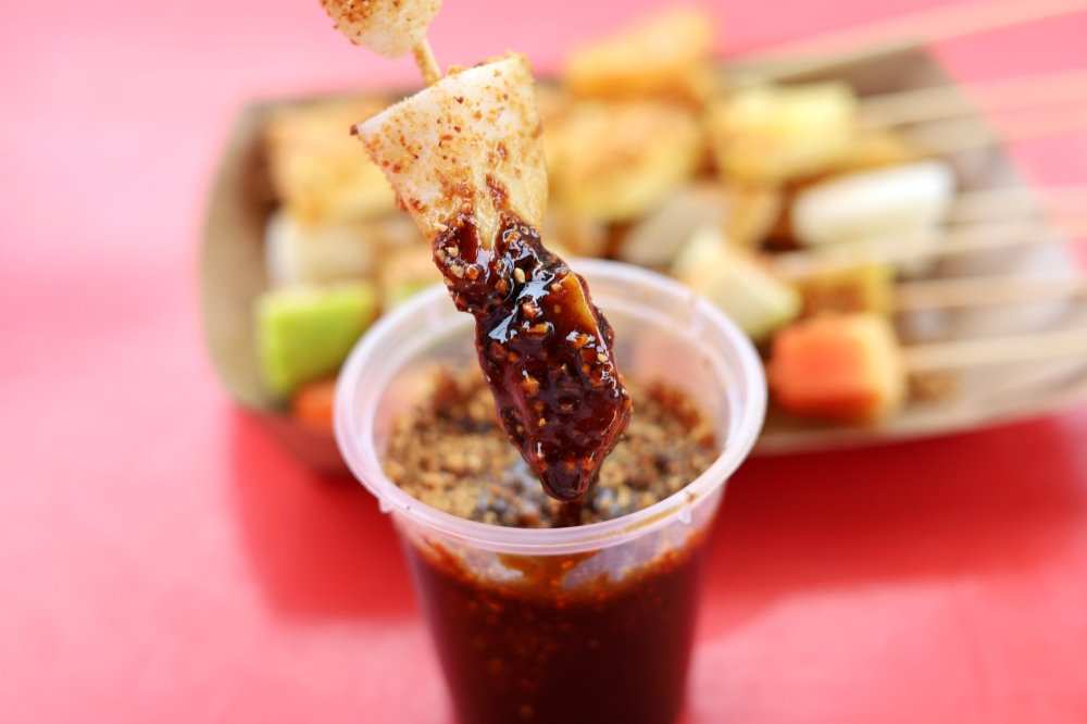 Dip it in the 'rojak' sauce that is thick and fragrant.