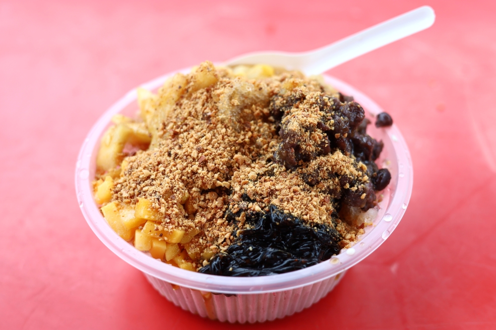 Cool down with their shaved ice dessert too with grass jelly, red bean paste, fruits and a generous topping of toasted peanuts.