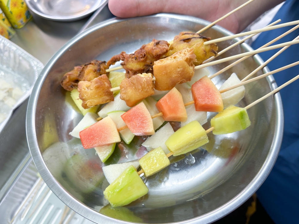 Once you have chosen, the skewers are placed on a plate and you can either keep it on the skewers for dipping or they remove it and toss it with the sauce.