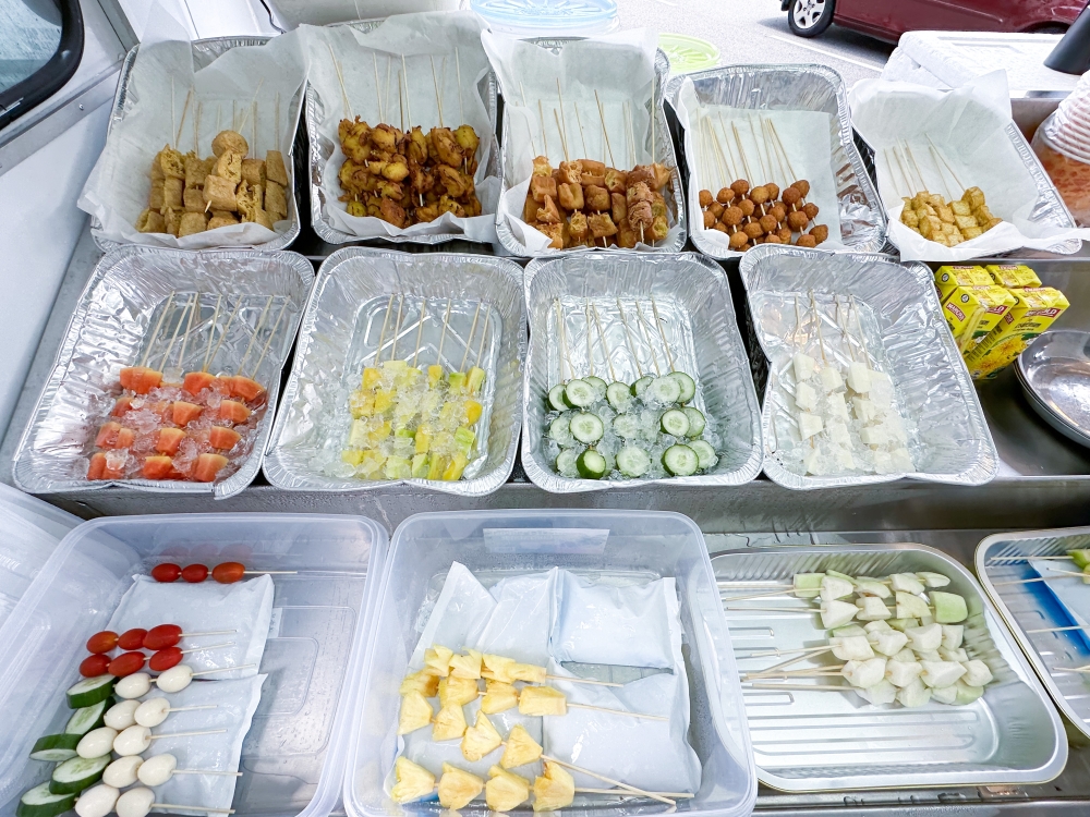 You can select the skewers you wish to include with your 'rojak' whether it's deep fried items or your favourite fruits.