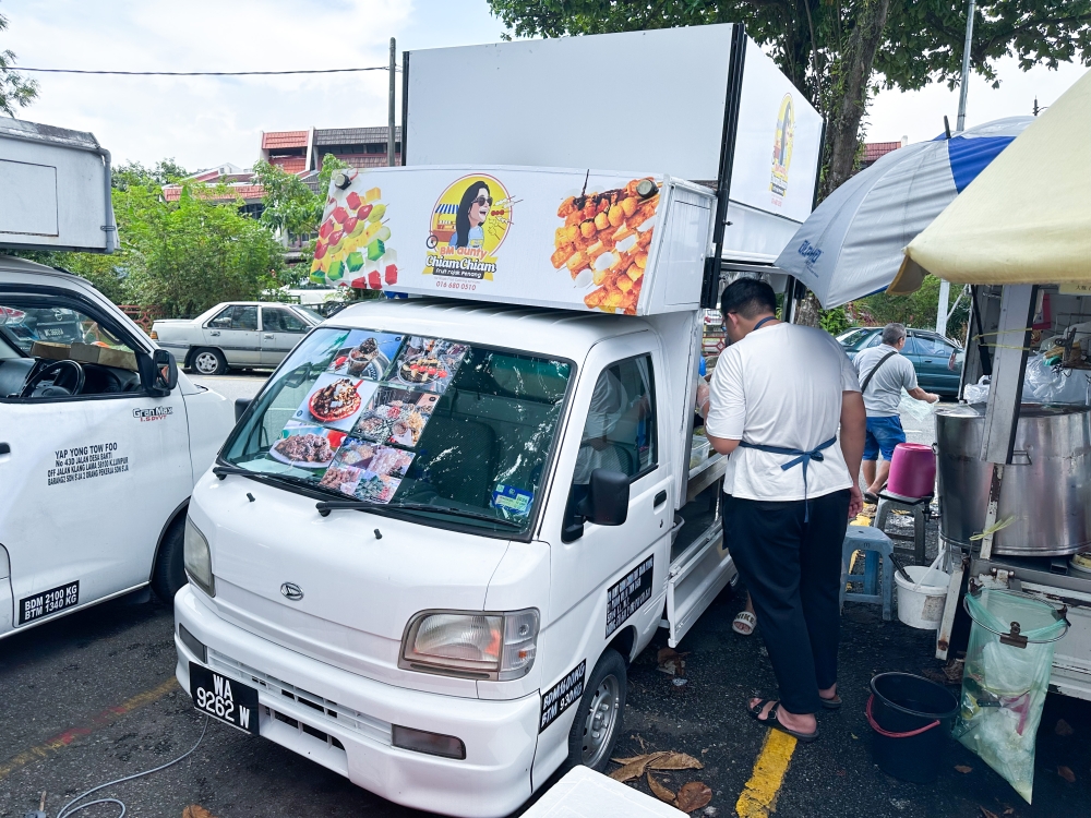 Find the food truck parked with the other trucks just opposite Restoran Sepetang in Taman Desa.