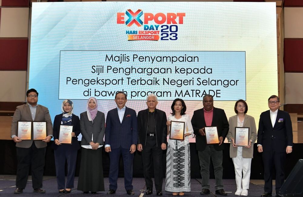 Matrade CEO Datuk Mohd Mustafa Abdul Aziz (centre) and PKNS CEO Datuk Mahmud Abbas (4th left) pose for a picture with recipients of the certificate of appreciation for best Selangor exporters in conjunction with Selangor Export Day 2023 at the Shah Alam Convention Centre August 23, 2023. — Bernama pic