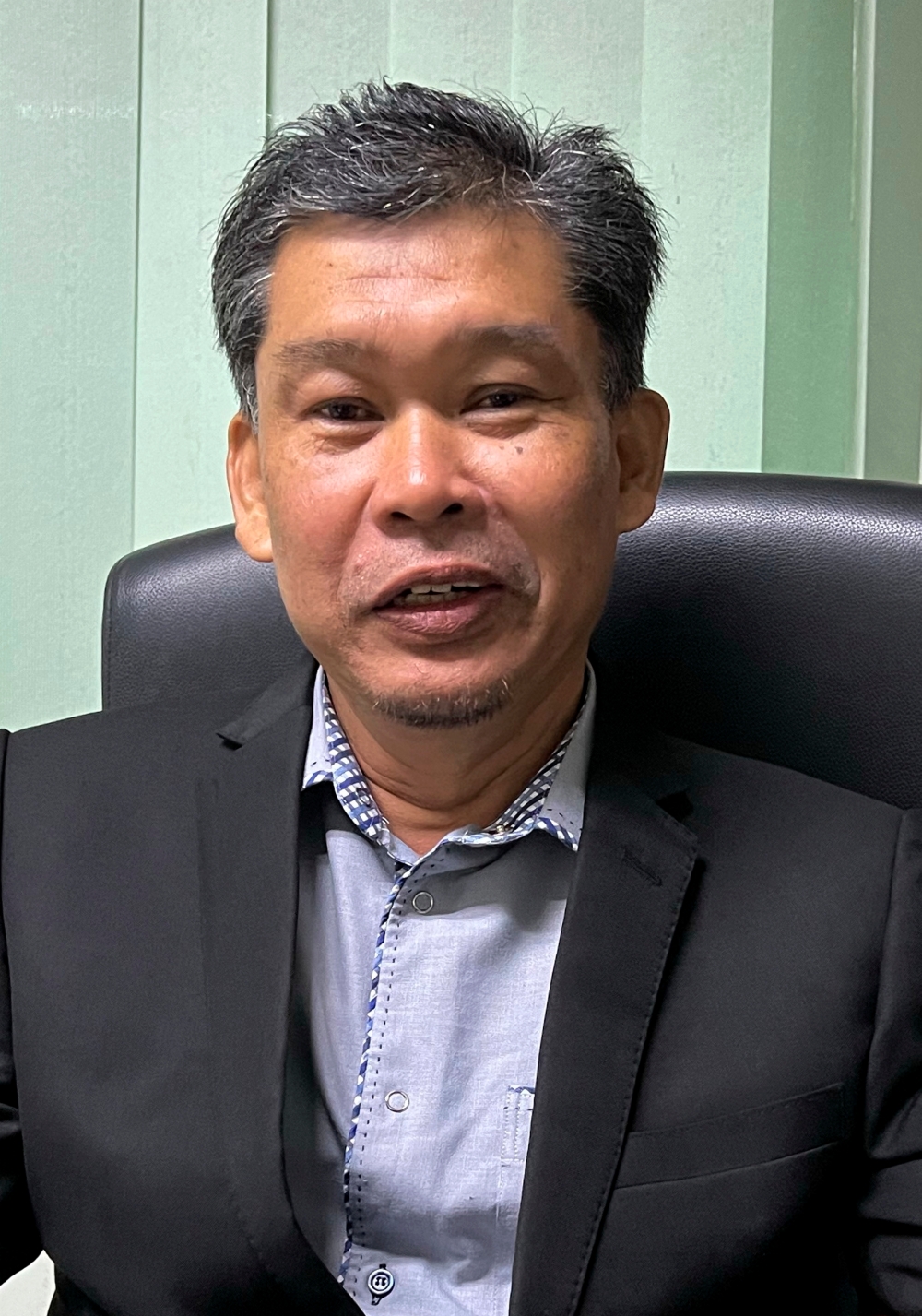 Amanah candidate for the Simpang Jeram state assembly seat by-election Nazri Abdul Rahman speaks to Bernama during an interview in Muar August 23, 2023. — Bernama pic