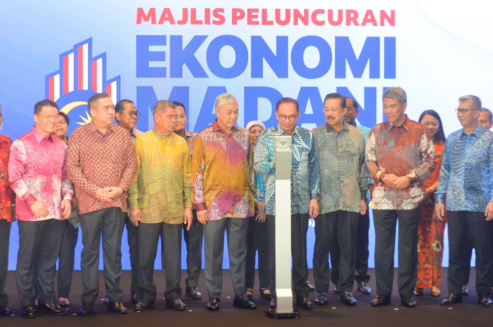 (5th left) Prime Minister Datuk Seri Anwar Ibrahim officates the launch of ‘Madani Economy Empowering the People’ framework at Securities Commission in Kuala Lumpur July 27, 2023. — Picture by Shafwan Zaidon