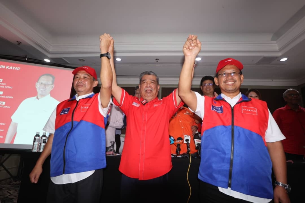 Amanah president Datuk Seri Mohamad Sabu (centre) with the unity coalition’s Pulai and Simpang Jeram by-election candidates at Thistle Hotel in Johor Baru August 24, 2023. — Picture by Ben Tan
