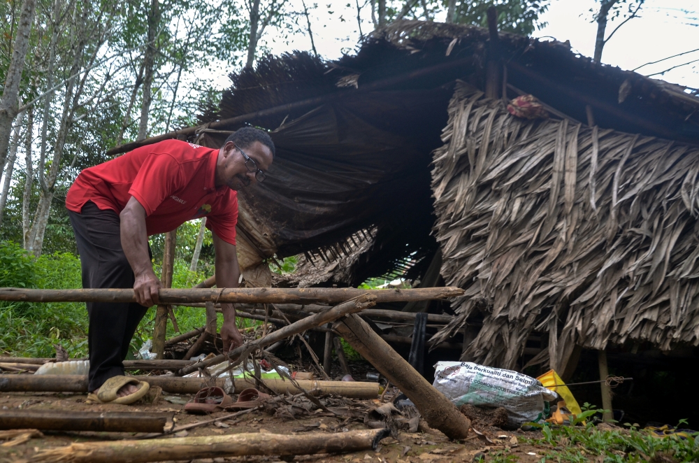 Kampung Aring 5 village head Raina Anjang shows the porch of a house that was destroyed by wild elephants at the village in Pos Lebir August 24, 2023. — Bernama pic