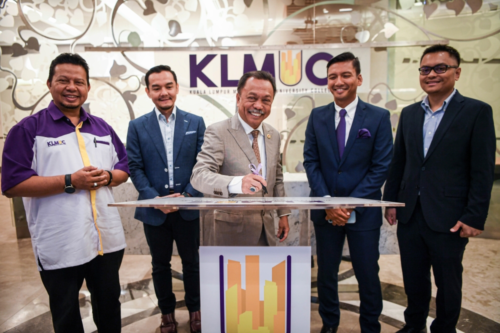 Deputy Higher Education Minister Datuk Mohammad Yusof Apdal (centre) signing the inaugural plaque during the Kuala Lumpur Metropolitan University College relaunching ceremony at Wisma Hong Leong August 24, 2023. — Bernama pic