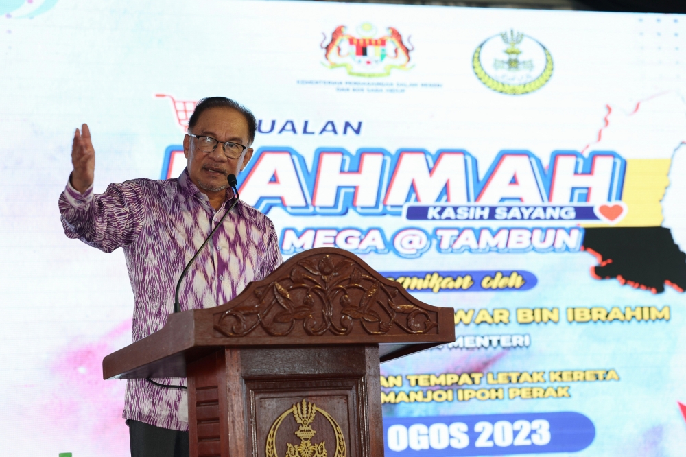 Prime Minister Datuk Seri Anwar Ibrahim speaks at the Rahmah Mega Sales @ Tambun at the Mydin Manjoi Hypermarket, Ipoh, August 24, 2023. He said the government will continue to find ways to ensure that the prices of goods in this country are at a level that does not burden the people. — Bernama pic 