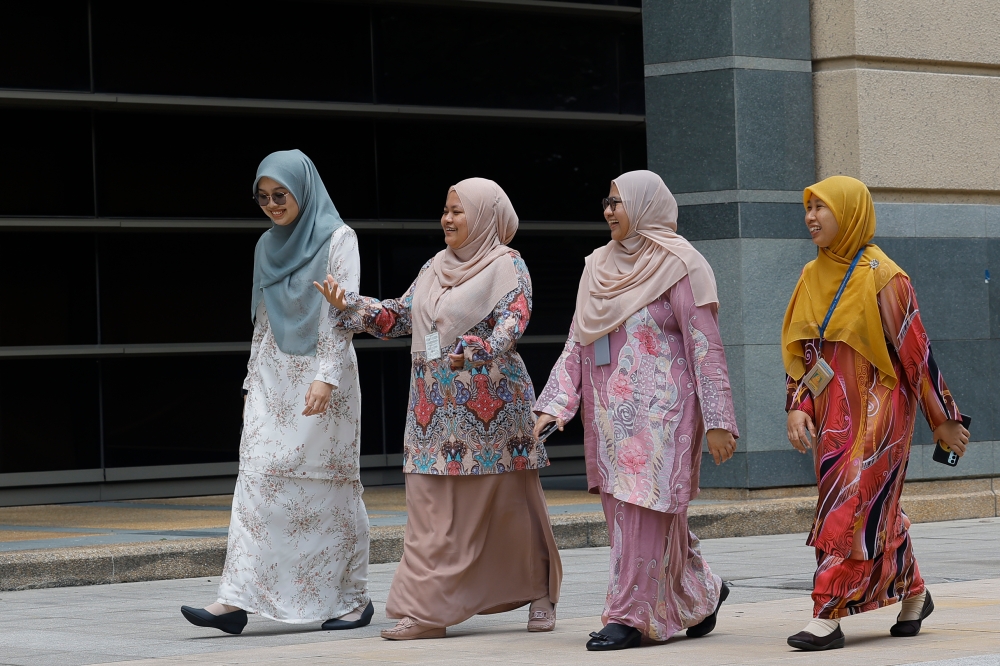 All public service officers are required to wear Malaysian batik clothing every Thursday, while the wearing of batik on other working days is encouraged. — Bernama pic 