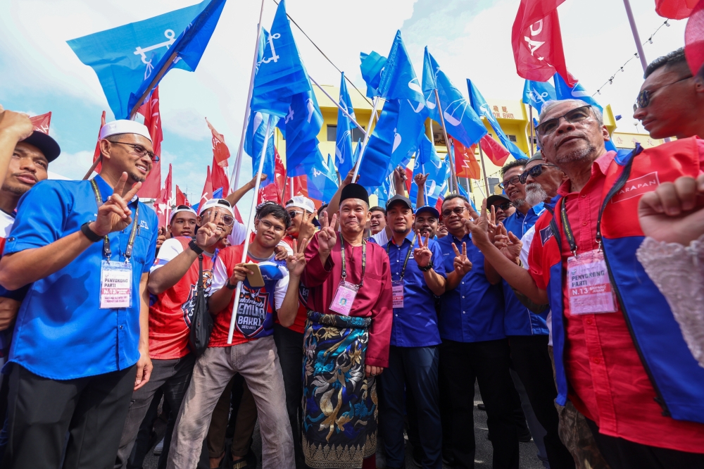Simpang Jeram by-election candidate for Pakatan Harapan, Nazri Abdul Rahman (centre), with his supporters outside the nomination centre in Dewan Jubli Intan Sultan Ibrahim, Johor Baru August 26, 2023. — Bernama pic