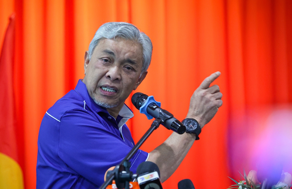 Barisan Nasional (BN) Chairman, Datuk Seri Dr Ahmad Zahid Hamidi speaking at the Bakri Division Umno Office in Muar, August 26, 2023. — Bernama pic