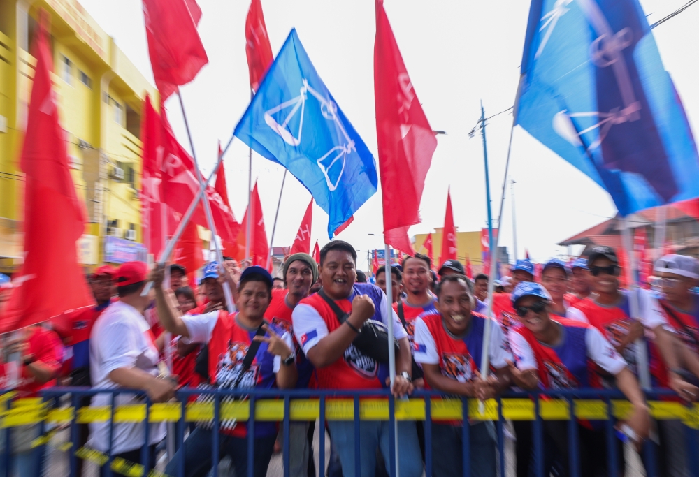 Pakatan Harapan and BN supporters gather at Dewan Jubli Intan in Muar, on Aug 26, 2023. ― Bernama