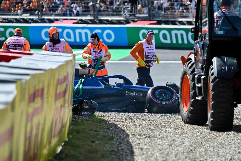 Race marshals remove Williams’ US driver Logan Sargeant’s car after a crash during the qualifying session at The Circuit Zandvoort, ahead of the Dutch Formula One Grand Prix, in Zandvoort on August 26, 2023. ― AFP pic