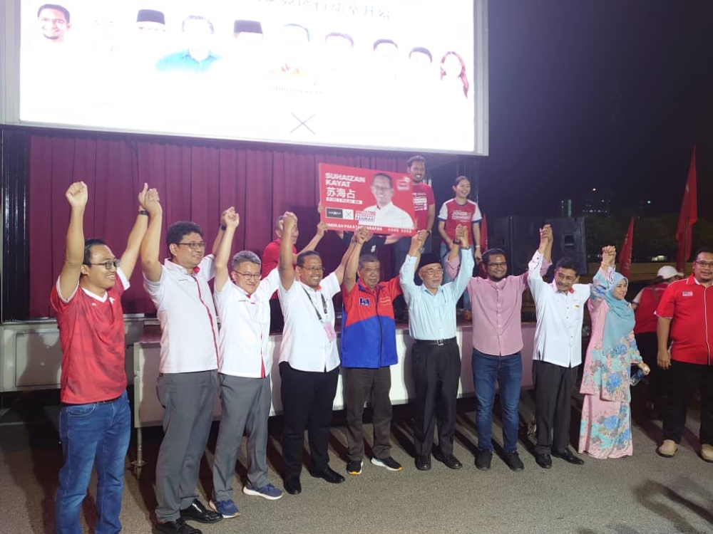 Parti Amanah Negara (Amanah) president Mohamad Sabu (centre) introducing Pakatan Harapan’s (PH) Pulai parliamentary candidate Suhaizan Kayat at the Pulai PH operations room in Taman Perling, Johor Baru August 26, 2023. — Picture by Ben Tan