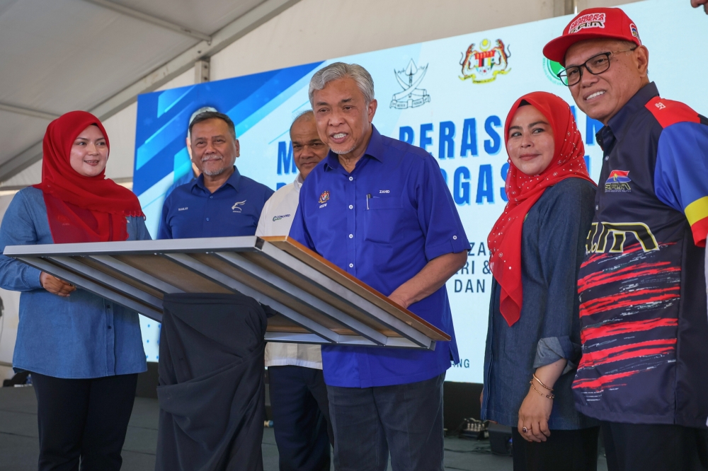 Deputy Prime Minister, Datuk Seri Dr. Ahmad Zahid Hamidi, who is also the Minister of Rural and Regional Development, signing the inauguration plaque during the inauguration of the Ulu Keratong Rubber Industry Smallholder Development Biogas Project (Risda) in Rompin, August 27, 2023. — Bernama pic