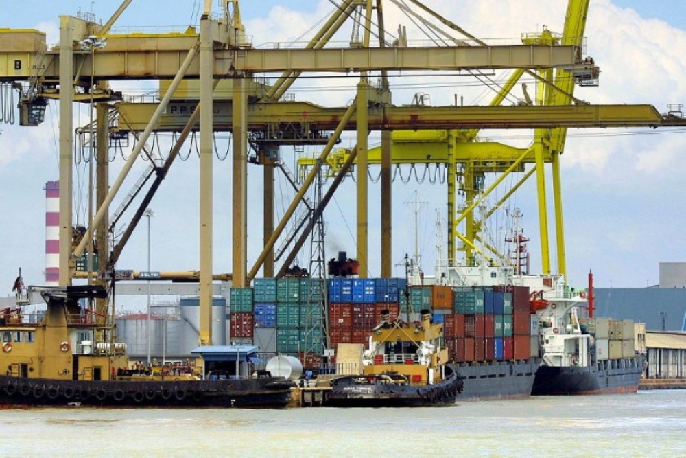 Malaysia’s total trade for July 2023 amounted to RM216.4 billion compared to RM222.1 billion in June, with exports and imports standing at RM116.8 billion and RM99.7 billion, respectively. — AFP pic