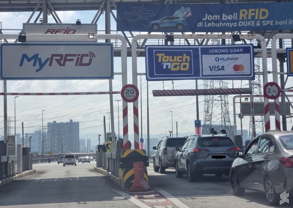 Based on our trials at MEX earlier this month, paying using credit and debit cards is not as fast as the traditional TNG card and TNG RFID. However, they are still quite fast as the differences were only between 2 to 5 seconds. — SoyaCincau pic 