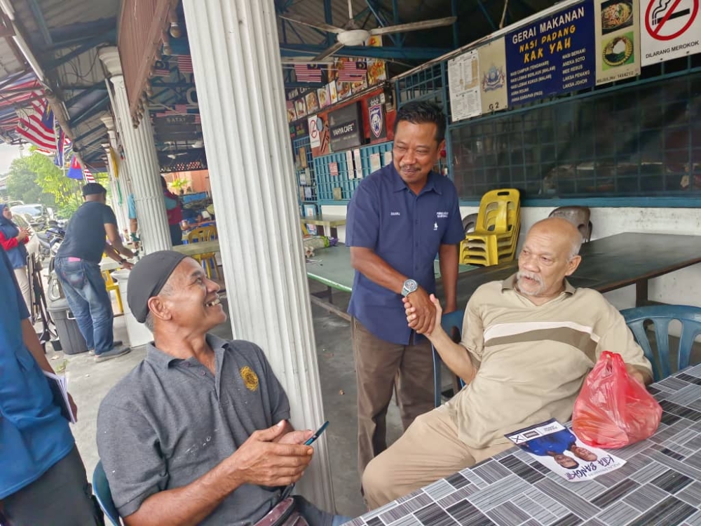 Perikatan Nasional’s Pulai parliamentary candidate Zulkifli Jaafar (centre) during his walkabout at the Taman Kemas food court in Johor Baru August 28, 2023. — Picture by Ben Tan