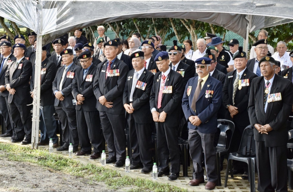 Malaysian military veterans paying their respects. — Borneo Post pic 