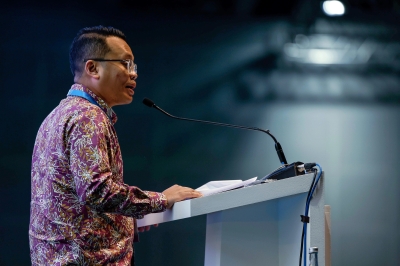 Nik Nazmi: Govt eager to explore potential of green hydrogen as alternative fuel - Vimarsana News