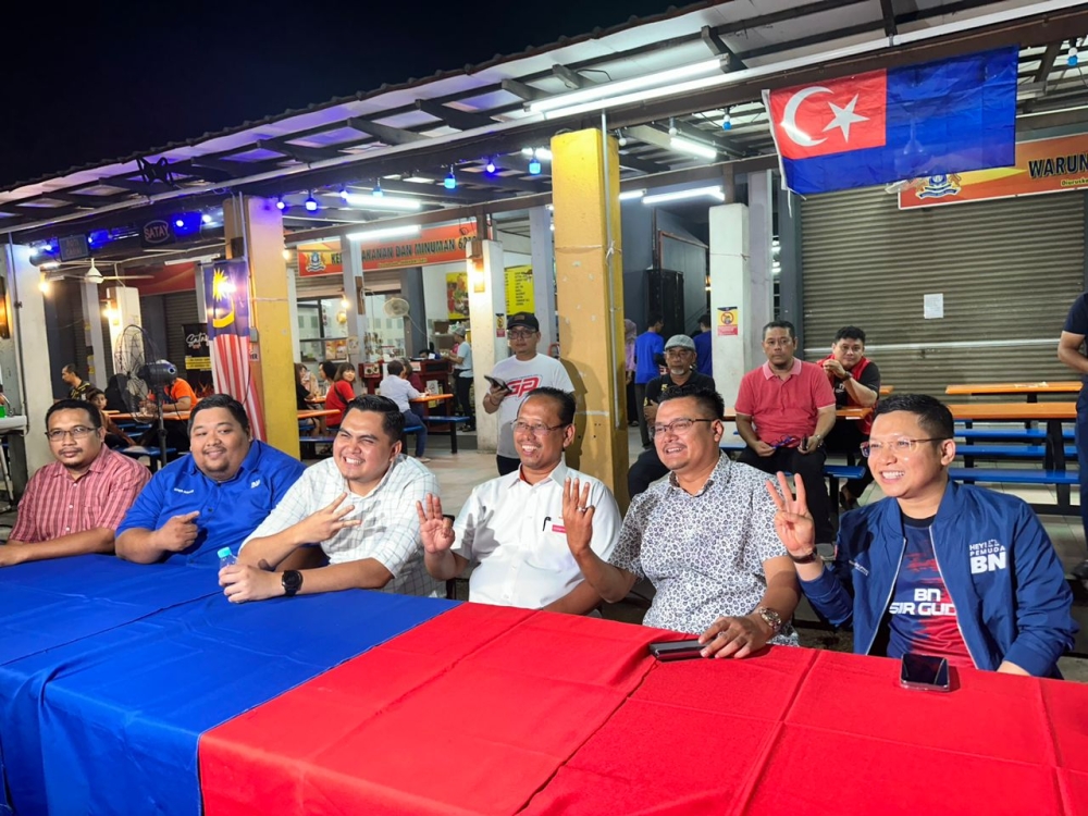 Umno Youth chief Dr Muhamad Akmal Saleh (third from left) and Pakatan Harapan Pulai candidate Suhaizan Kayat with the wing’s other leaders during the programme at Medan Selera Taman Cempaka in Johor Baru August 28, 2023. — Picture by Ben Tan