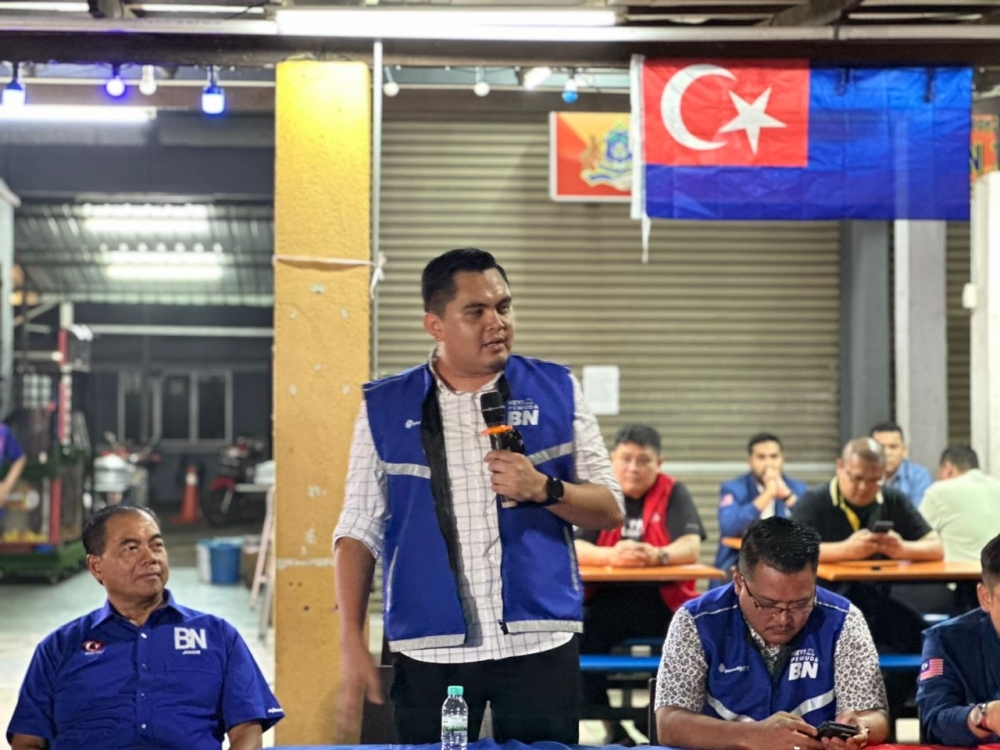Umno Youth chief Dr Muhamad Akmal Saleh speaking during the programme at Medan Selera Taman Cempaka in Johor Baru August 28, 2023. — Picture by Ben Tan