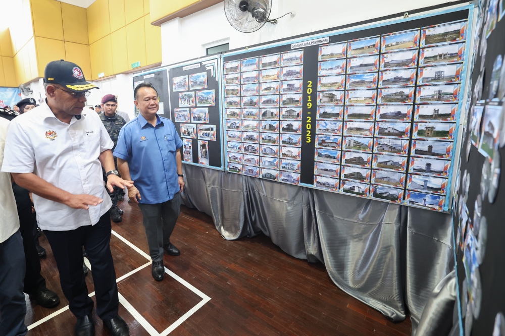 Home Minister Datuk Seri Saifuddin Nasution Ismail and Works Minister Datuk Seri Alexander Nanta Linggi at the handover of the Lahad Datu Prison project from the Works Ministry to the Home Ministry, Lahad Datu, August 29, 2023. — Bernama pic 