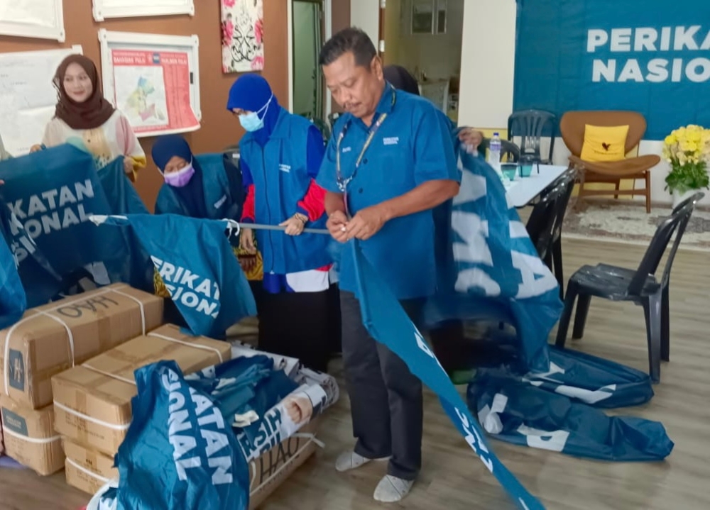 Perikatan Nasional’s (PN) Pulai parliamentary hopeful Zulkifli Jaafar unpacks party campaign material at the Bukit Indah district polling centre during his campaign in Bukit Indah, Johor Baru August 29, 2023. — Picture by Ben Tan