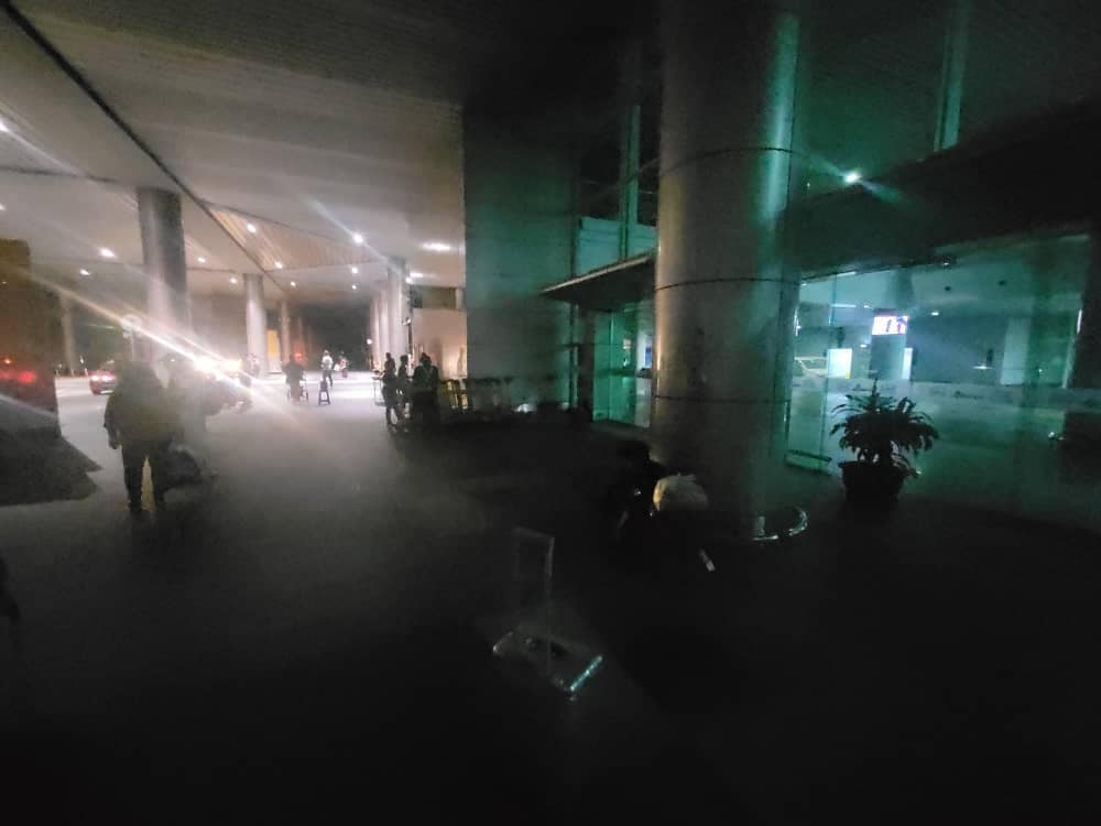 The power outage at KKIA went viral on social media with various parties questioning the effectiveness of the airport’s electricity supply system to meet the demand of users, especially foreign tourists. — Picture from Facebook/Junz Wong