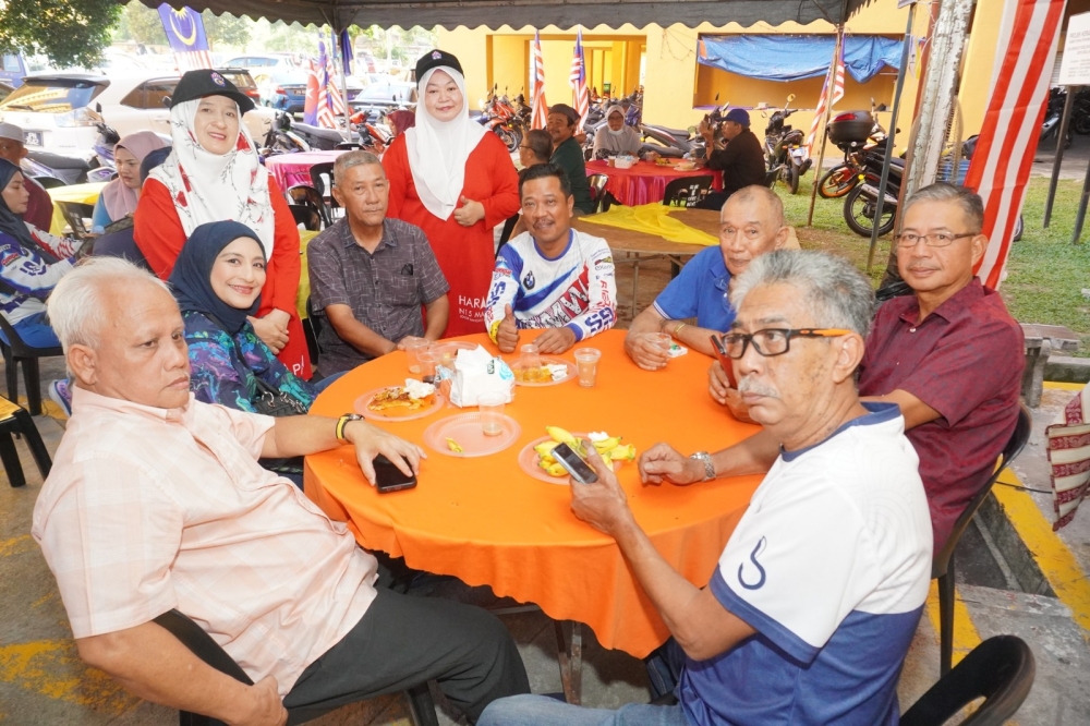 Perikatan Nasional’s Pulai parliamentary hopeful Zulkifli Jaafar (centre) mingles with residents while on the campaign trail in Kempas, Johor Baru August 30, 2023. — Picture by Ben Tan