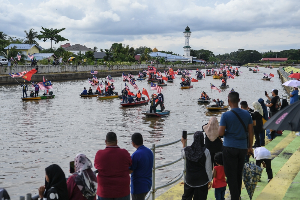 A total of 66 boats joined the flag-adorned Jalur Gemilang river procession along Sungai Kedah in Alor Setar. — Bernama pic 