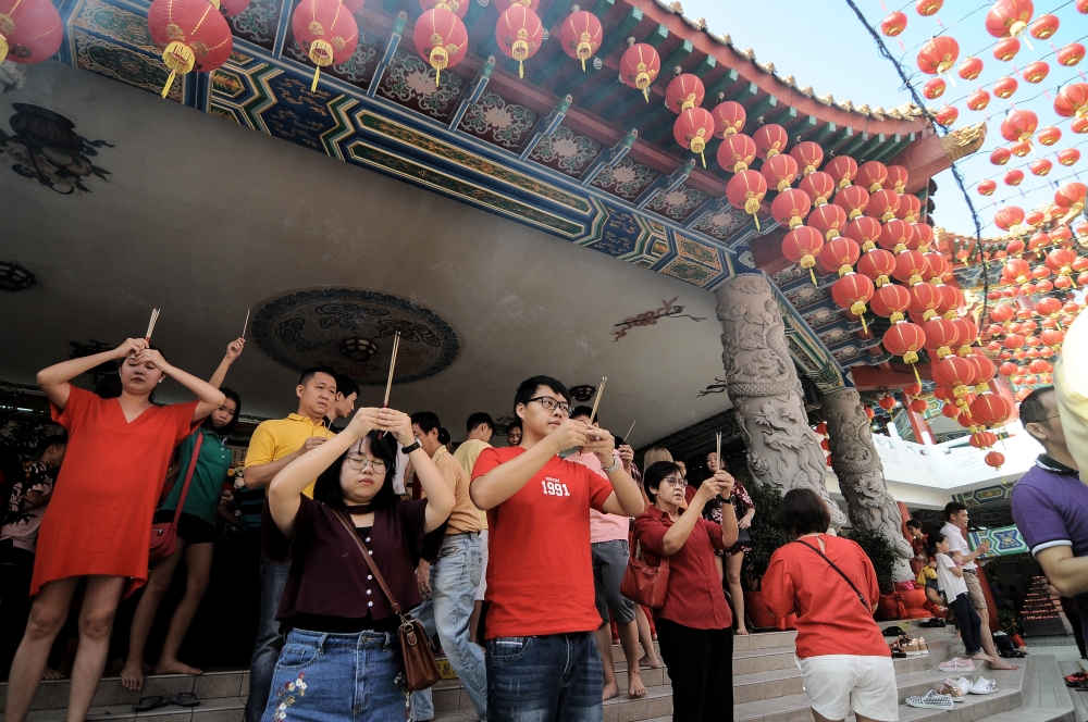 Malaysian Chinese devotees pray on the first day of the Chinese Lunar New Year in Thean Hou Temple, Kuala Lumpur, February 16, 2018. — Picture by Miera Zulyana