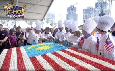 Largest Jalur Gemilang-themed vegetarian cake enters Malaysia Book of Records - Vimarsana News