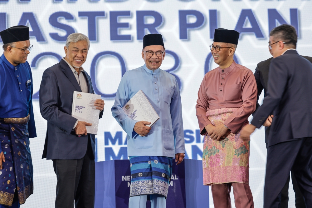Datuk Seri Ahmad Zahid Hamidi (second, left) attended the launch of the NIMP 2030 by Prime Minister Datuk Seri Anwar Ibrahim at Dewan Perdana, Menara Miti in Kuala Lumpur September 1, 2023. ― Bernama pic