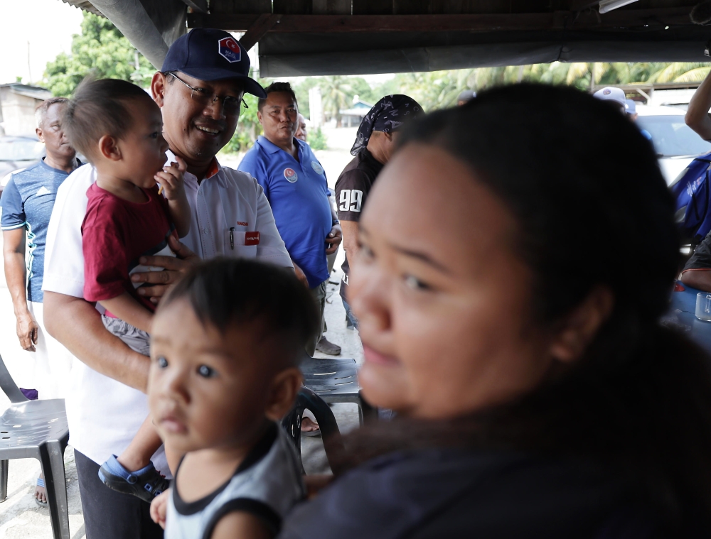 Pakatan Harapan candidate for the Pulai parliamentary by-election, Suhaizan Kayat, with the Seletar Orang Asli community during a sports programme in Kampung Orang Asli Sungai Temon, Johor Baru, September 1, 2023. — Bernama pic 