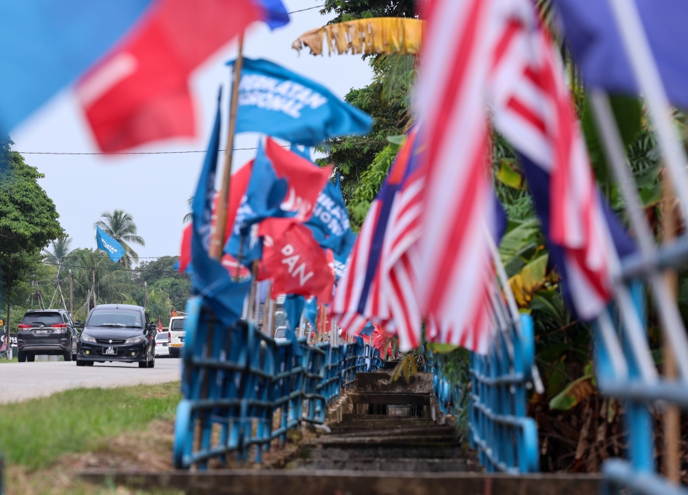 Perikatan Nasional and Pakatan Harapan flags are seen ahead of the Simpang Jeram by-election,  in Muar September 1, 2023. — Bernama pic