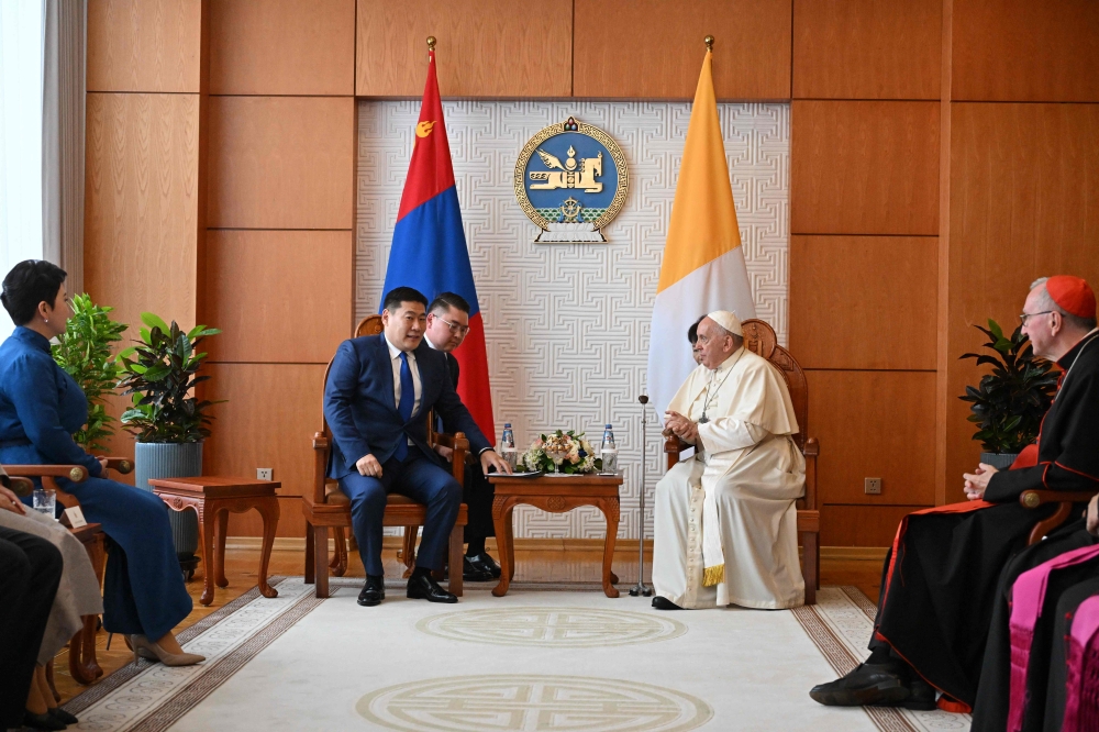 Pope Francis (centre right) and Mongolia’s Prime Minister Oyun-Erdene Luvsannamsrai hold a meeting in Ulaanbaatar on September 2, 2023. — AFP pic